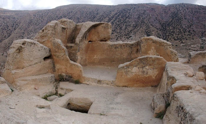 Spread across the summit of es-Sela are numerous rock-cut rooms and chambers, including this dwelling or guard chamber that was outfitted with a cistern. Photo by Ian Rybak.