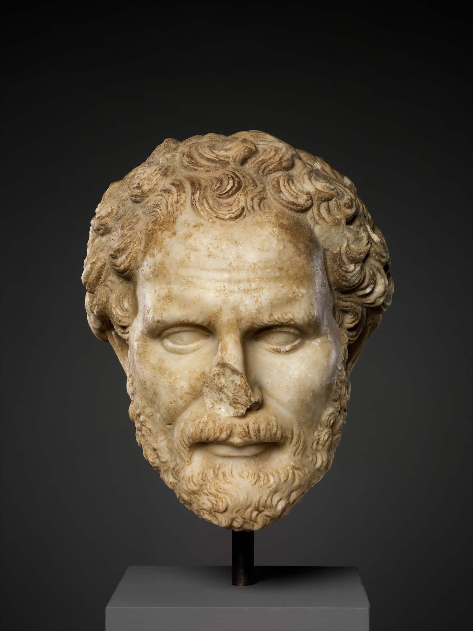 Une tête en marbre de l'orateur athénien Démosthène, v. Copie romaine du IIe siècle. Le musée Métropolitain d'art. Domaine public.